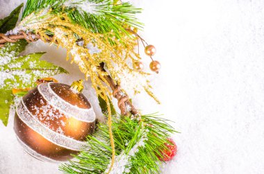 Karlı çelenk Noel topları, yılbaşı dekorasyonu ile. Metin için özgür yer. Noel