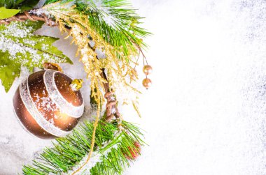 Karlı çelenk Noel topları, yılbaşı dekorasyonu ile. Metin için özgür yer. Noel