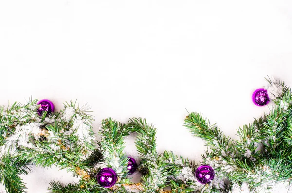 Corona de nieve con bolas de Navidad, decoración de Año Nuevo. Espacio libre para texto. Navidad — Foto de Stock