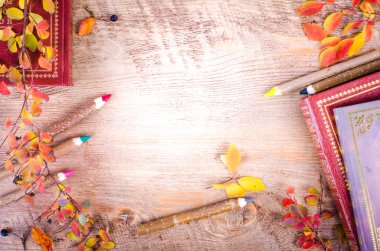 Sonbahar yaprakları, kitap, defter, günlüğü, kopya alanı ile ahşap arka plan üzerinde yalan kalemler. Sonbahar ve Şükran ayarı. Sonbahar kompozisyon.