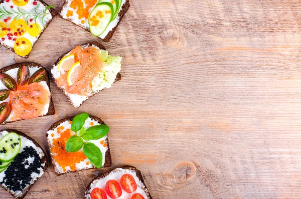 Fundo de sanduíches abertas nórdicas. Antecedentes de sanduíches escandinavos abertos. Espaço livre para o seu texto . — Fotografia de Stock