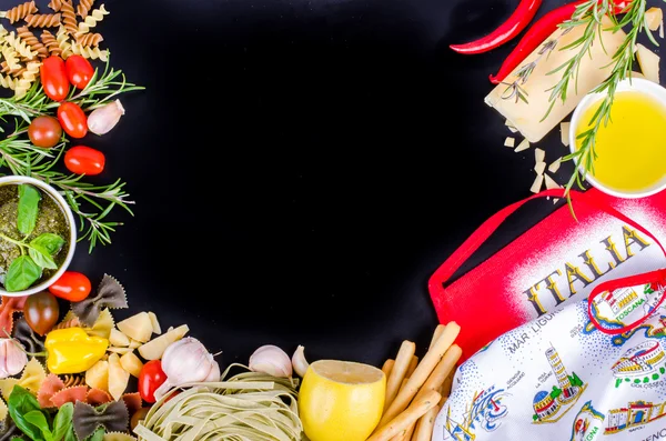 Ingridientes para pratos tradicionais italianos em fundo preto. Espaço livre para o seu texto — Fotografia de Stock