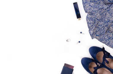 Beyaz bir arka plan üzerinde şık bayan giyim Kıyafeti. Mavi retro ayakkabı, elbise, jewerly ve parfüm. Metniniz için boş alan. 