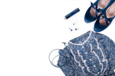 Beyaz bir arka plan üzerinde şık bayan giyim Kıyafeti. Mavi retro ayakkabı, elbise, jewerly ve parfüm. Metniniz için boş alan. 