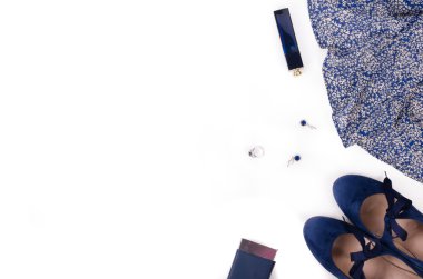 Beyaz bir arka plan üzerinde şık bayan giyim Kıyafeti. Mavi retro ayakkabı, elbise, jewerly ve parfüm. Metniniz için boş alan. 