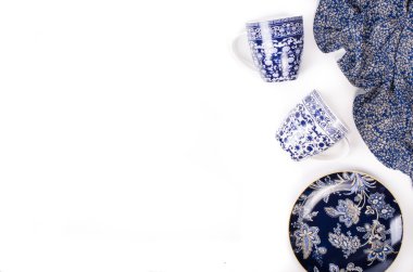Tabak ve mavi desenli bardaklar. Metniniz için boş alan. 