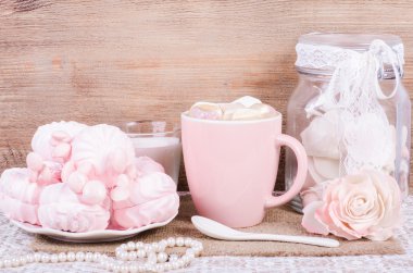 Pembe prenses aksesuarları ve tatlılar tatlı kümesi. Mastik çiçekler, büyük Şeftali Gül, zefir, fincan kakao ile öğrendiklerinde, küçük kaşık ve inci jewerly ile şişe. 