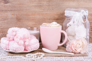 Pembe prenses aksesuarları ve tatlılar tatlı kümesi. Mastik çiçekler, büyük Şeftali Gül, zefir, fincan kakao ile öğrendiklerinde, küçük kaşık ve inci jewerly ile şişe. 