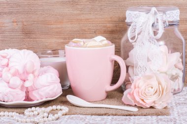 Pembe prenses aksesuarları ve tatlılar tatlı kümesi. Mastik çiçekler, büyük Şeftali Gül, zefir, fincan kakao ile öğrendiklerinde, küçük kaşık ve inci jewerly ile şişe. 