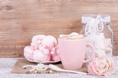Pembe prenses aksesuarları ve tatlılar tatlı kümesi. Mastik çiçekler, büyük Şeftali Gül, zefir, fincan kakao ile öğrendiklerinde, küçük kaşık ve inci jewerly ile şişe. 