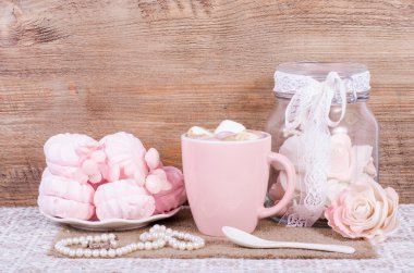 Pembe prenses aksesuarları ve tatlılar tatlı kümesi. Mastik çiçekler, büyük Şeftali Gül, zefir, fincan kakao ile öğrendiklerinde, küçük kaşık ve inci jewerly ile şişe. 