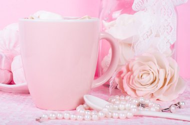Pembe prenses aksesuarları ve tatlılar tatlı kümesi. Mastik çiçekler, büyük Şeftali Gül, zefir, fincan kakao ile öğrendiklerinde, küçük kaşık ve inci jewerly ile şişe. 