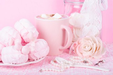 Pembe prenses aksesuarları ve tatlılar tatlı kümesi. Mastik çiçekler, büyük Şeftali Gül, zefir, fincan kakao ile öğrendiklerinde, küçük kaşık ve inci jewerly ile şişe. 
