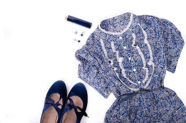 Roupa de roupas de senhoras elegantes em um fundo branco. Sapatos retro azuis, vestido, jewerly e perfume. Espaço livre para o seu texto . — Fotografia de Stock