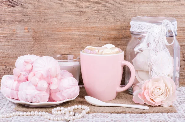 Милий набір рожевих аксесуарів і цукерок принцеси. Пляшка з мастичними квітами, велика персикова троянда, зефір, чашка какао з маршмеллоу, маленька ложка та перлинні прикраси . — стокове фото