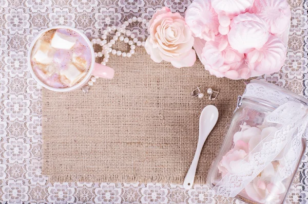 Mignon ensemble d'accessoires et de bonbons princesse rose. Bouteille avec des fleurs de mastic, grande rose pêche, zéfir, tasse de cacao avec moelleux, petite cuillère et perle joliment . — Photo
