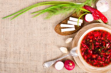 Tuzlanmış taze domuz yağı, sarımsak, yeşil soğan, kırmızı biber ve çavdar ekmeği çuval bezi, tuval arka plan ile kase de pancar çorbası. 