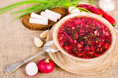 Ukraynalı pancar çorbası - kase tuzlu taze domuz yağı ile pancar çorbası - salo, sarımsak, yeşil soğan, kırmızı biber ve çavdar ekmeği tutuyordu üzerinde tuval arka plan. 