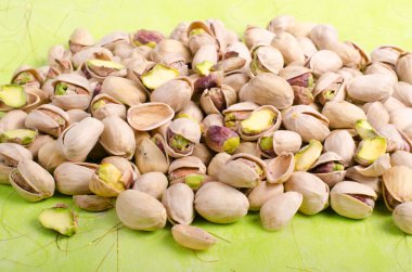 Parlak yeşil zemin üzerine Antep fıstığı. 