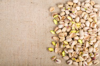 Fıstık bir çul üzerinde tuz, arka plan bez. Metniniz için boş alan.