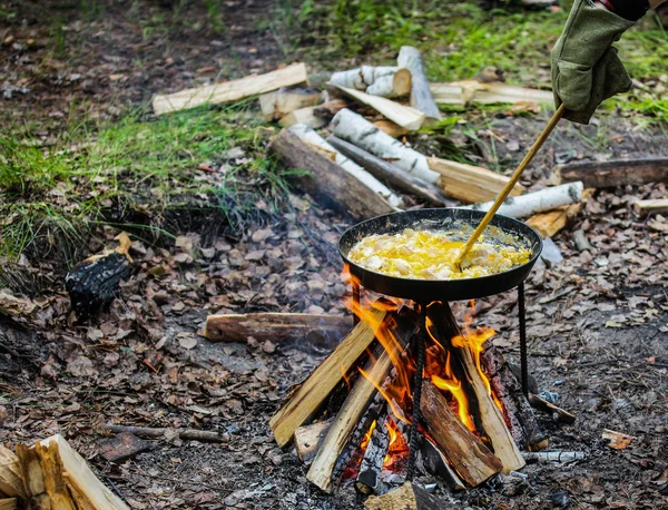 Scrambled eggs on fire — Stock Photo, Image