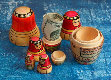 Grup Yuvalama bebek ve mavi bir arka plan üzerinde dolar