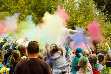 Holi Festivali. Çocuk renkli toz atmak 