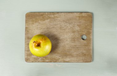 bir kesme tahtası üzerinde yeşil elma
