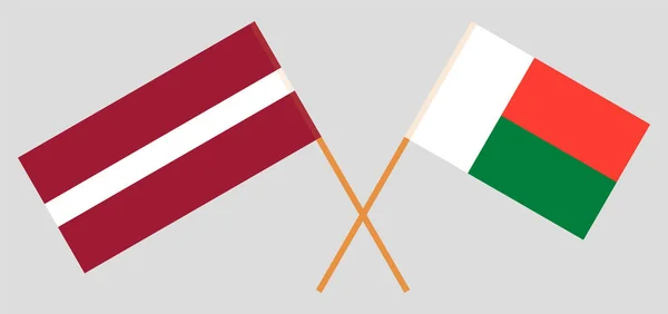Banderas cruzadas de Madagascar y Letonia — Archivo Imágenes Vectoriales