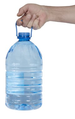 El Beş litrelik plastik şişe ile su tutar.