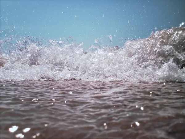 Ola rompiendo en la playa — Photo