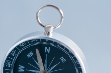 gri arka plan üzerinde pusula.