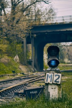 Demiryolunun arka planında eski tren yolu semaforu.