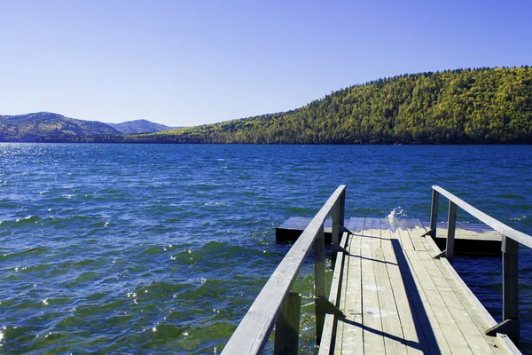 Mesafe içine uzanan nehir iskele