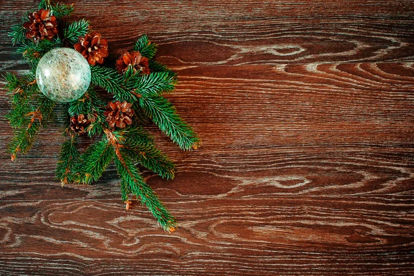 Árvore de Natal no fundo de madeira — Fotografia de Stock