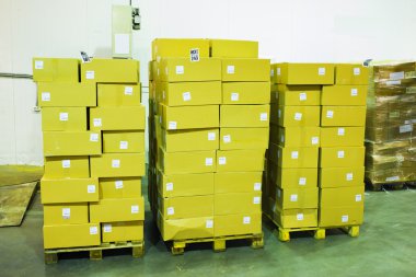 Paletler üzerinde yığılmış kutular