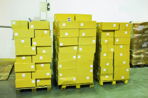 Paletler üzerinde yığılmış kutular