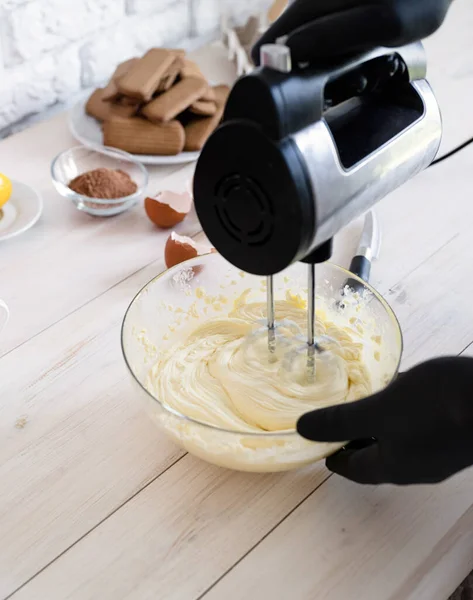 Концепція Різдвяної Кулінарії Чоловічі Руки Збивають Яєчні Білки Кухні — стокове фото