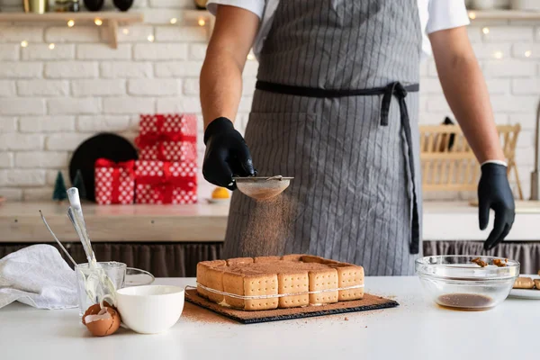 Різдвяна Кухня Шеф Кухар Готує Десерт Кухні Наливаючи Нього Порошок — стокове фото