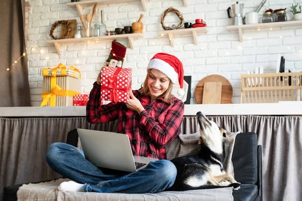 Christmas Saludos Línea Feliz Joven Sombrero Santa Saludo Sus Amigos — Foto de Stock