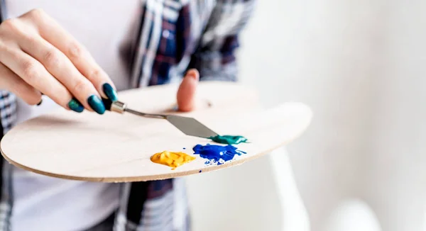 Tavolozza Degli Artisti Mani Artista Mescolando Vernici Sulla Tavolozza Pittura — Foto Stock