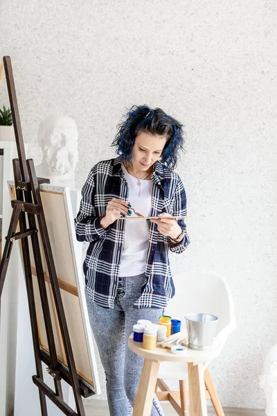 Artista Donna Creativa Mettendo Vernici Olio Sulla Tavolozza Lavoro Nel — Foto Stock