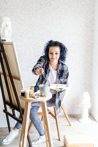Donna Artista Creativa Che Dipinge Quadro Lavorando Nel Suo Studio — Foto Stock