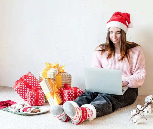 Planeo Navidad Concepto Compras Línea Mujer Joven Santa Hat Shopping — Foto de Stock
