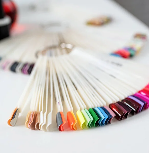 Coloridas Puntas Uñas Plástico Con Varios Diseños Uñas Mesa Salón — Foto de Stock