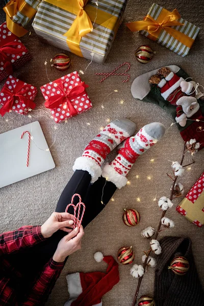 Navidad Año Nuevo Vista Superior Mujer Calcetines Divertidos Celebrando Navidad —  Fotos de Stock