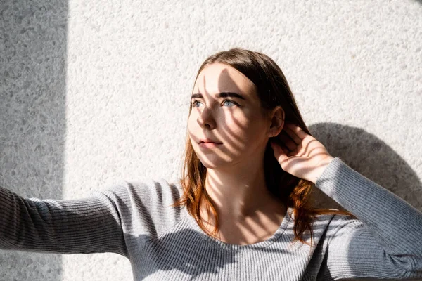 Retrato Luz Sombra Hermosa Mujer Joven Con Patrón Sombra Cara — Foto de Stock