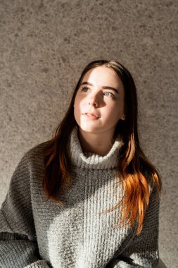 Işık ve gölge portresi. Hasır şapkalı güzel bir kadının portresi. Yüzünde ve vücudunda gölge izleri var.