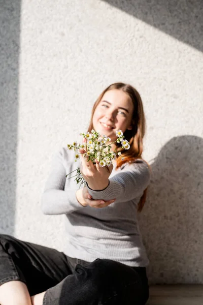 Ritratto Luce Ombra Bella Giovane Donna Con Modello Ombra Sul — Foto Stock