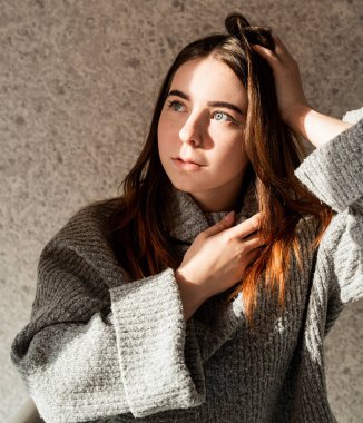 Işık ve gölge portresi. Hasır şapkalı güzel bir kadının portresi. Yüzünde ve vücudunda gölge izleri var.